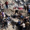 Israel bombardea campo de refugiados; 200 muertos