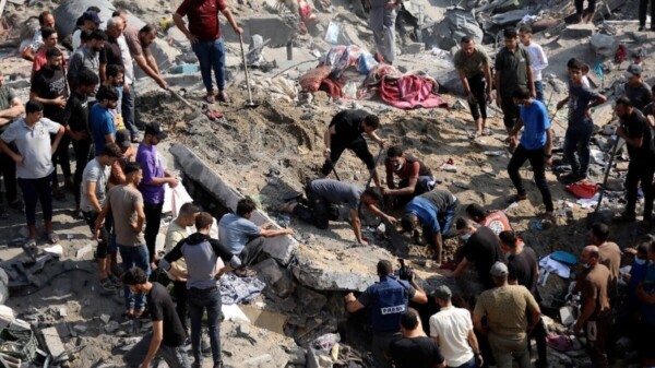 Israel bombardea campo de refugiados; 200 muertos