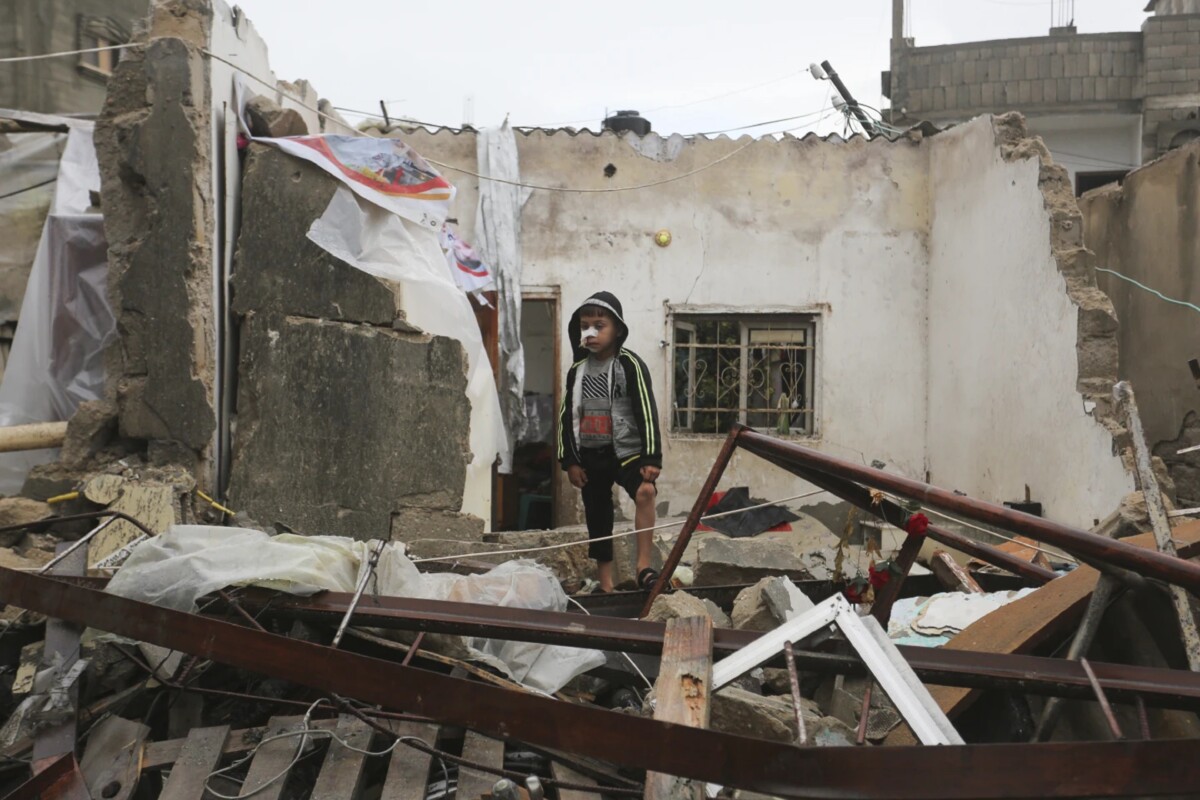 Un niño palestino observa las ruinas de su casa, destruida tras los bombardeos del ejército sionista de Israel.