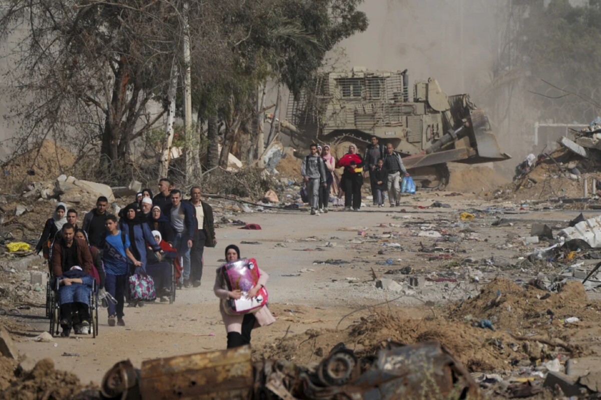 Palestinos huyen al sur en el tercer día de un cese el fuego entre Israel y Hamás en la carretera de Salah al-Din, en el centro de la Franja de Gaza, el 26 de noviembre de 2023. (AP Foto/Hatem Moussa)
