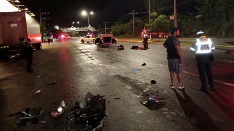 Pareja de turistas colombianos sufre aparatoso volcadura cerca de Puerto Aventuras