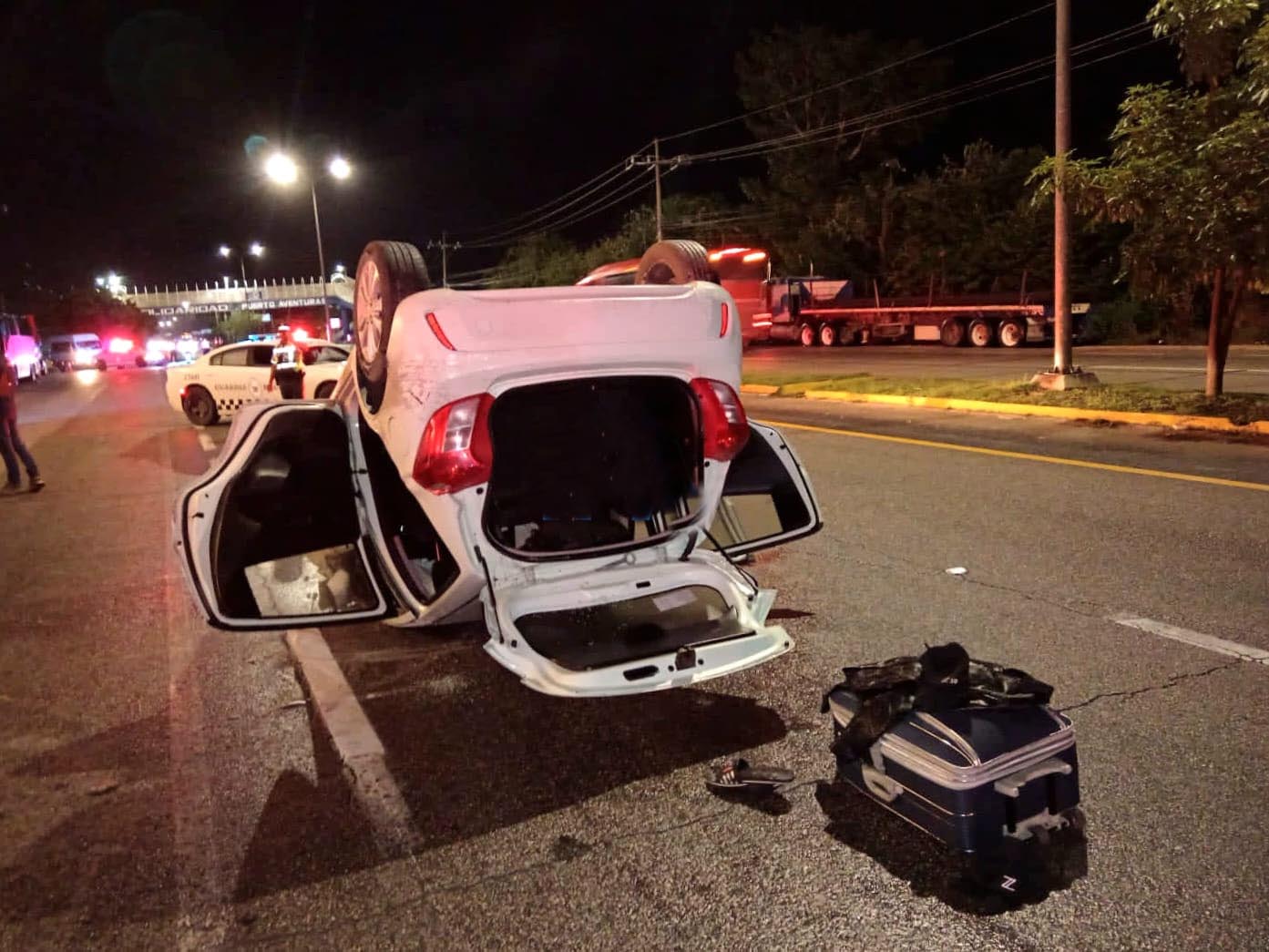 Pareja de turistas colombianos sufre aparatoso volcadura cerca de Puerto Aventuras; al parecer el accidente se originó por una ponchadura.