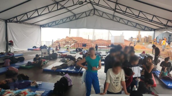 Rescatan en Veracruz a 162 migrantes extranjeros que viajaban en un autobús