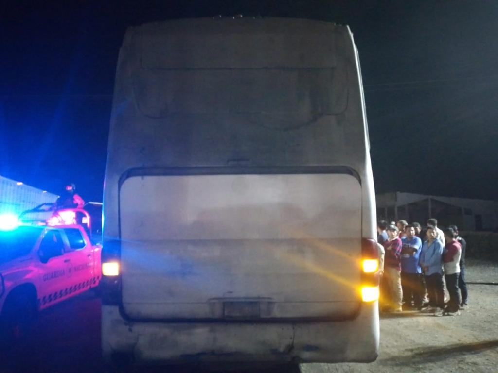 Rescatan en Veracruz a 162 migrantes extranjeros que viajaban en un autobús; el chofer trató de evadir la verificación de las autoridades en Nuevo Teapa.