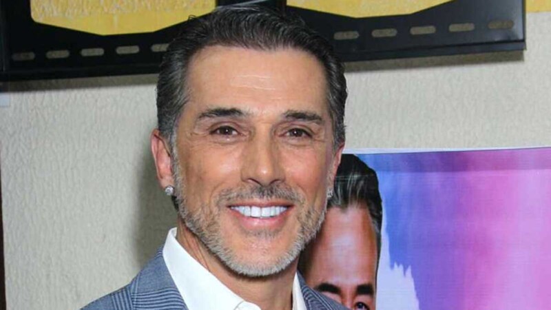 Sergio Mayer lanza libro y reta a la periodista Anabel Hernández