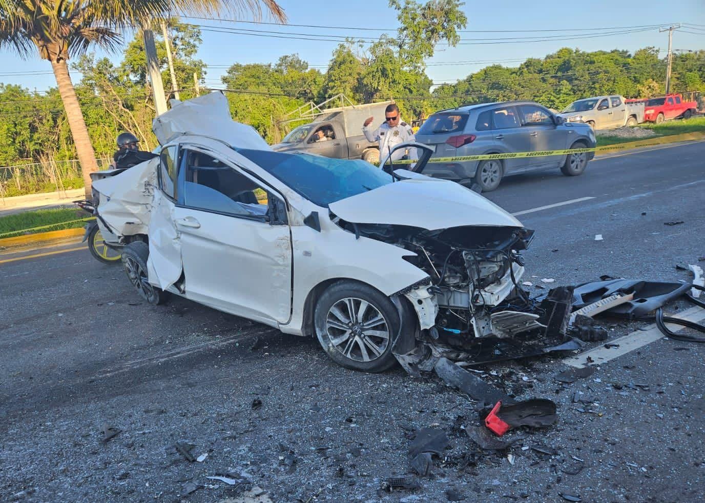 Trágico accidente cerca del distribuidor vial del aeropuerto de Cancún; conductor de un auto particular choca, brinca de carril y se impacta contra una van turística.