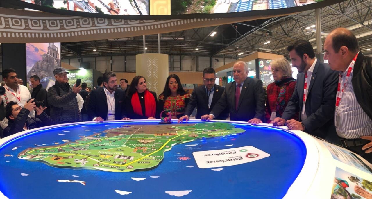 Presentación de la maqueta del Tren Maya en la Fitur de España. El embajador mexicano en España, Quirino Ordaz, presentó el proyecto para atraer a más turistas europeos, en la imagen detalla el titular de Sectur Miguel Torruco el trayecto.
