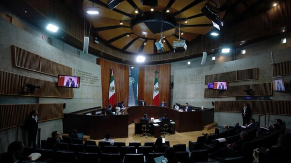 Ordenarían postular 4 mujeres y 4 hombres para gubernaturas