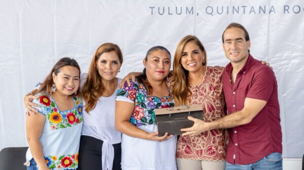 Mara y Diego transforman Vidas en Tulum: Entrega de Lentes y Zapatos Beneficia a Familias de Tulum