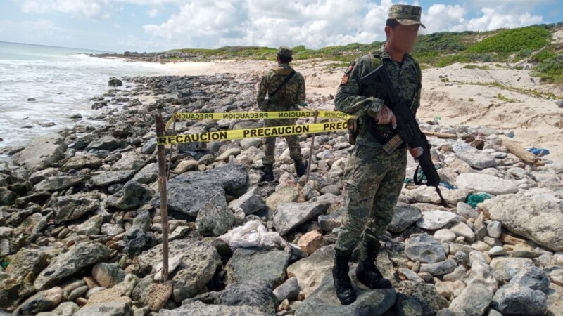 Recalan tres ‘ladrillos’ en una playa de la isla de Cozumel