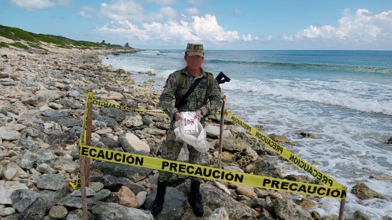 Recalan tres ‘ladrillos’ en una playa de la isla de Cozumel; personal del Ejército que hacía su recorrido localizó el alcaloide en la parte noreste.