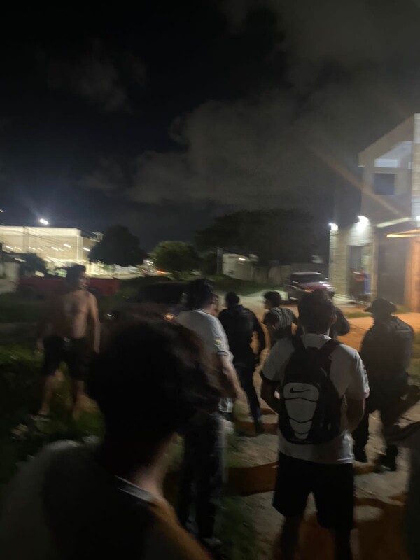 Vecinos de la Región 227 de Cancún someten a un asaltante; tras darle un escarmiento fue entregado a los policías municipales.