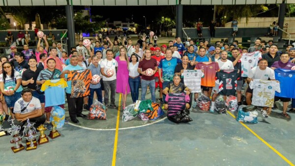Diego Castañón entrega material deportivo a nueve ligas de Tulum; 1,500 deportistas beneficiados