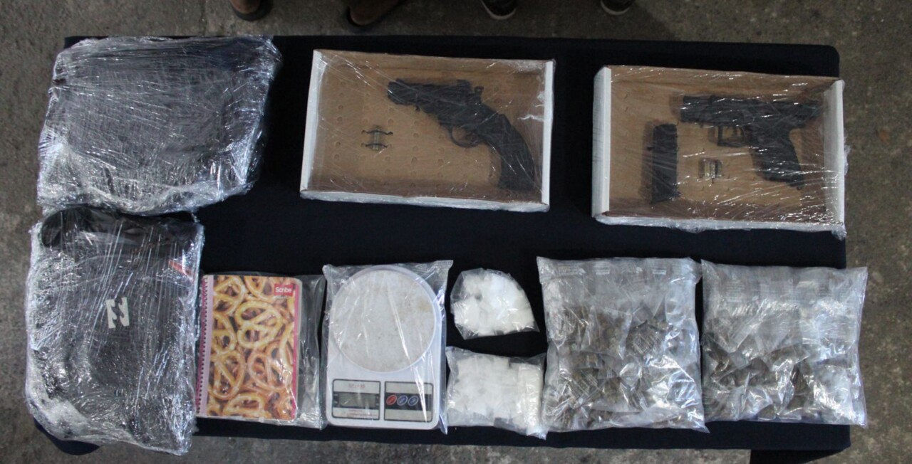 Caen sicarios en mototaxi; intentaron ejecutar a una mujer en Privadas Turquesa; les decomisaron dos armas de fuego y drogas.