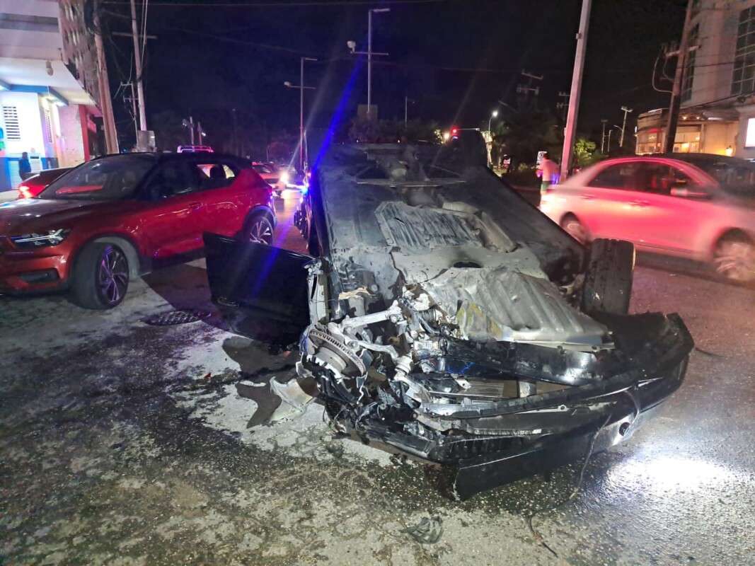 Violento choque en centro de Cancún deja daños a dos vehículos