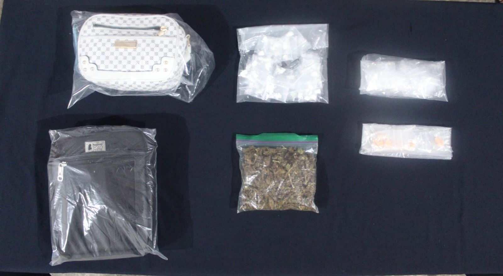 Detienen a menores narcomenudistas en Villas Otoch Paraíso en Cancún; les decomisaron varias dosis de alcaloides, además de un vehículo.