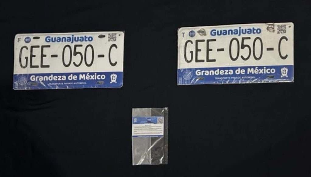 Detienen a sujeto por conducir camioneta con placas sobrepuestas; las matrículas del estado de Guanajuato resultaron pertenecer a un vehículo sedán.