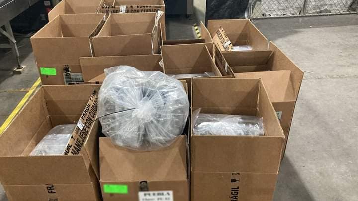Incautan más de media tonelada de marihuana que sería enviada a Cancún; detectan con rayos X 53 cajas con estupefacientes en el aeropuerto de Guadalajara.