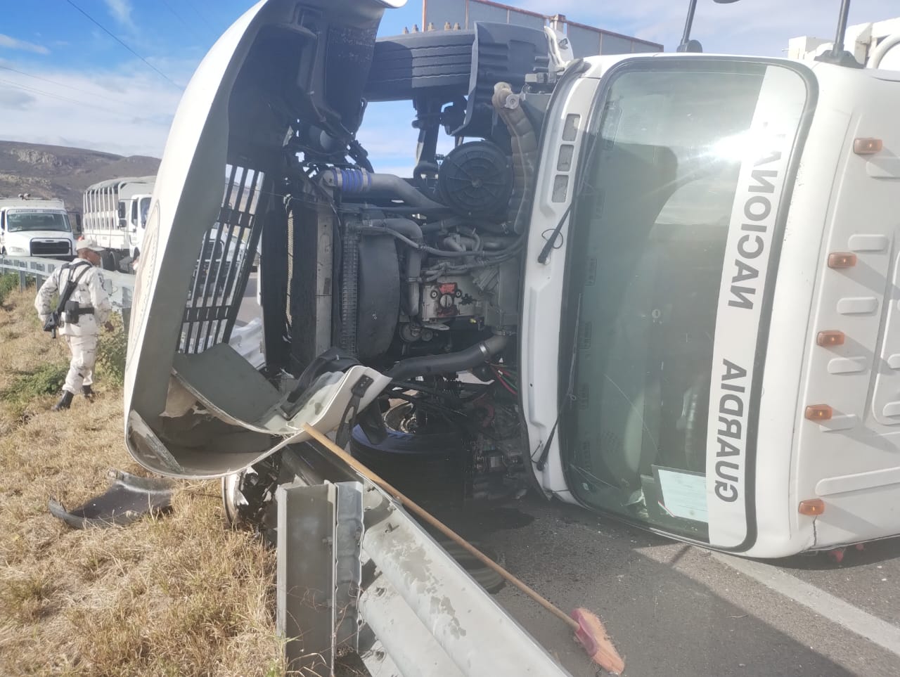 Volcadura de camión de la Guardia Nacional deja 30 agentes lesionados en Oaxaca; el conductor perdió el control y choca contra la barra de contención.