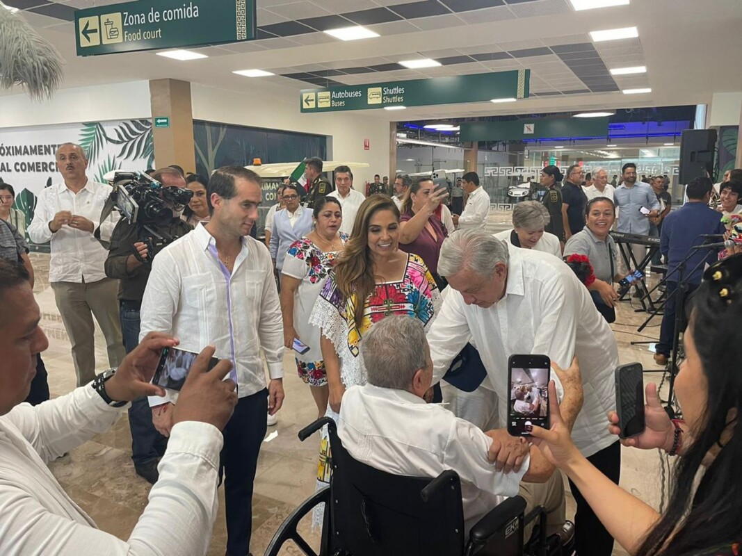 Fraterno abrazo y apretón de manos entre el empresario don Gastón Alegre y el Presidente de México Andrés Manuel López Obrador, el día de ayer en la inauguración del Aeropuerto de Tulum, atestiguan el momento la gobernadora Mara Lezama y el alcalde d tulumnense Diego Castañón.