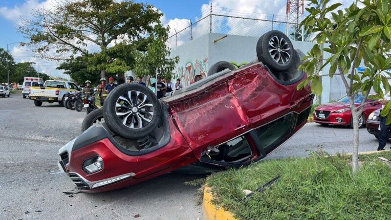 Fuerte choque de vehículos en Cancún deja dos lesionadas