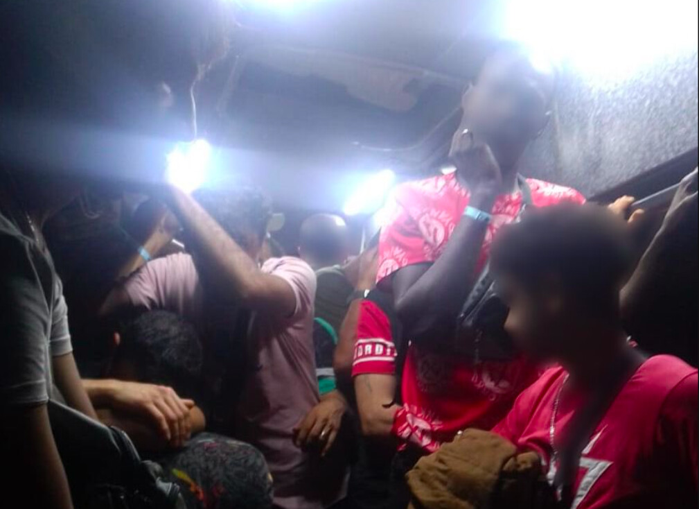 Aseguran dos autobuses con 102 migrantes de origen africano; los extranjeros son procedentes de Senegal, Mauritania, Guinea, Yibuti y el Congo.