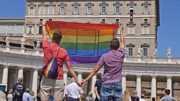 Autoriza el Vaticano bendición a parejas gay sin considerarlas matrimonio