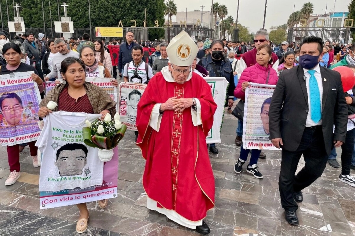 El pasado 26 de diciembre padres y madres de los 43 jóvenes normalistas de Ayotzinapa desaparecidos marcharon a la Basílica de Guadalupe donde el obispo Raúl Vera ofició una misa en honor a los normalistas.