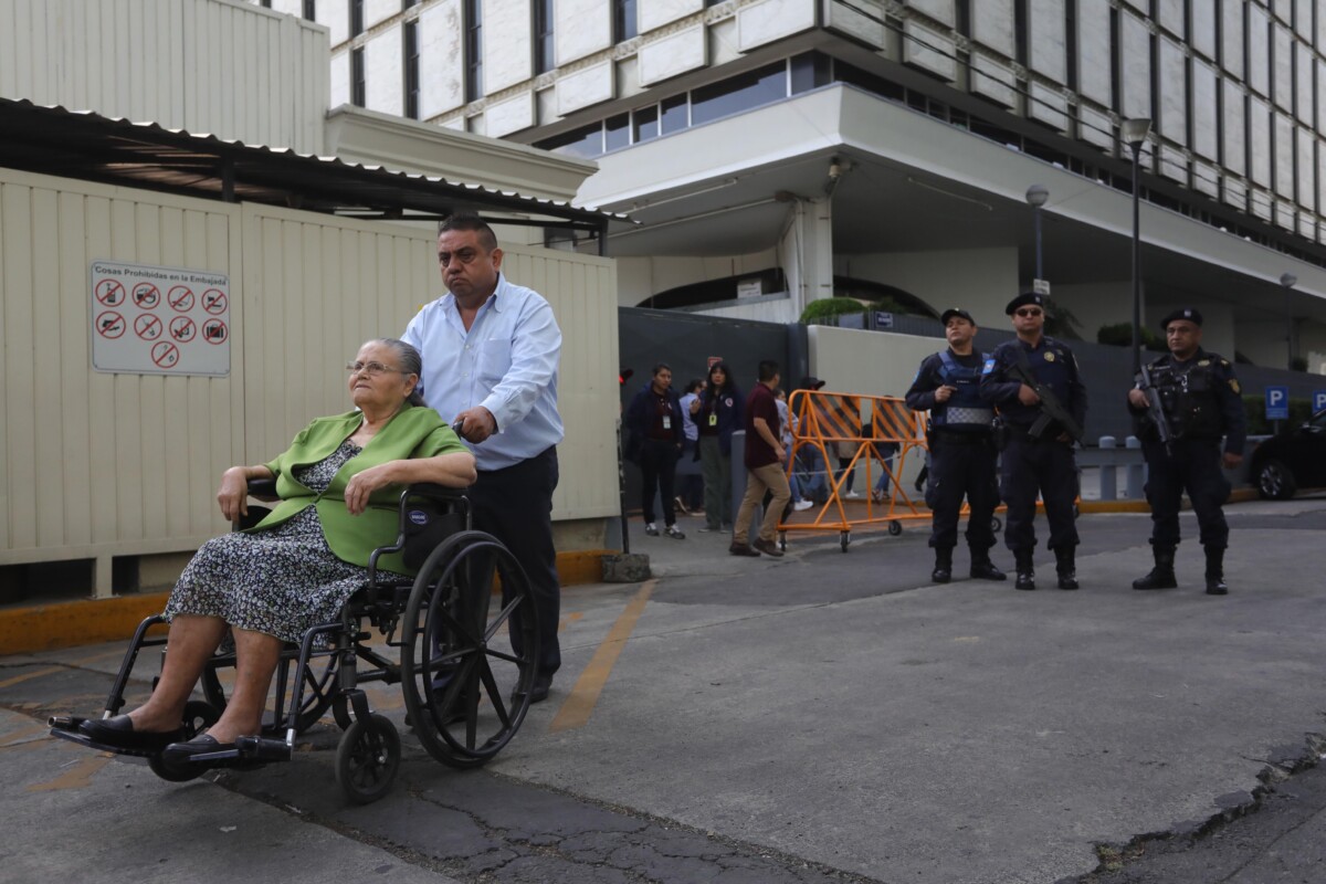 El 1 de junio de 2019, Consuelo Loera, madre de Joaquín "El Chapo" Guzmán, durante su visita a la Embajada de Estados Unidos en Ciudad de México, para tramitar la visa humanitaria que le permitiría viajar a visitar a su hijo.