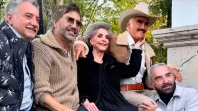 Crean escultura hiperrealista de Vicente Fernández