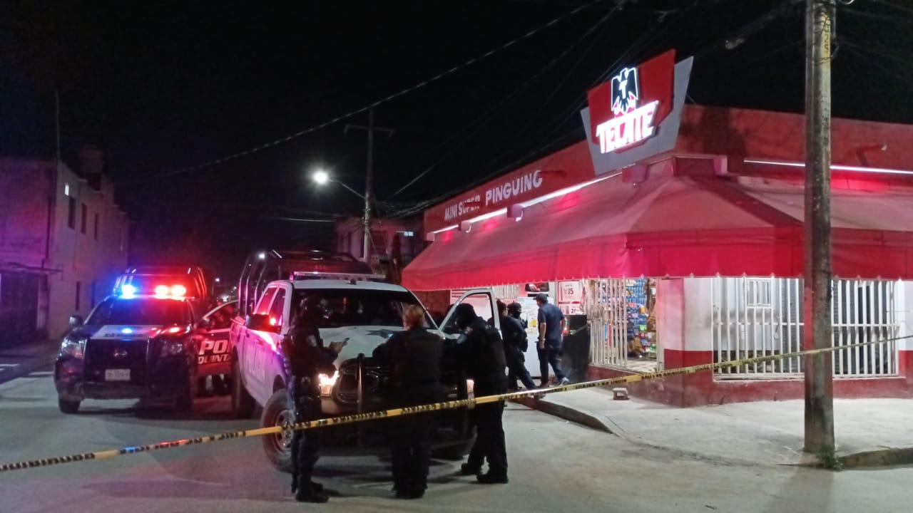 Ejecutan a tiros a encargado de minisúper en la Región 227 de Cancún; la víctima fue identificada como Junior Wilfredo “N”, originario de Guatemala.