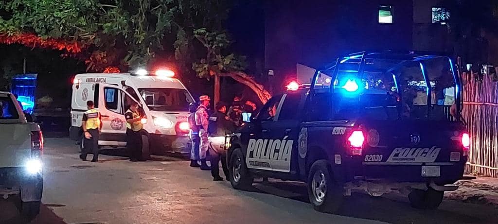 Ejecutan a un hombre en un puesto de tacos en la Colosio de Playa del Carmen; de acuerdo con testigos, los sicarios llegaron en un taxi.