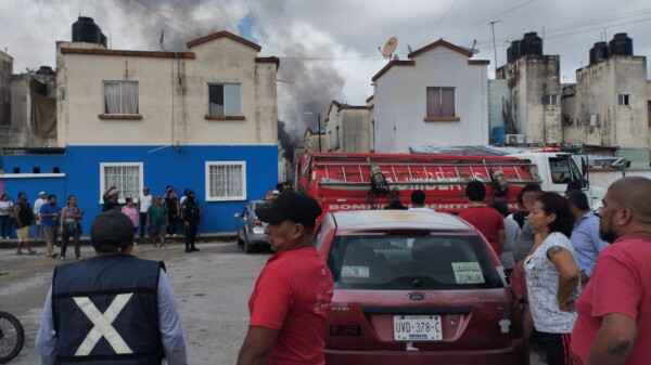 Explota tanque de gas en una vivienda de Villas Otoch Paraíso en Cancún (VIDEOS)
