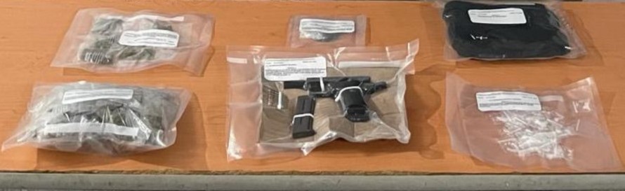 Caen dos narcomenudistas relacionados con banda de robamotocicletas en Cancún; a Sergio “N” y Ángel Nicolás “N” les decomisaron drogas y un arma de fuego.