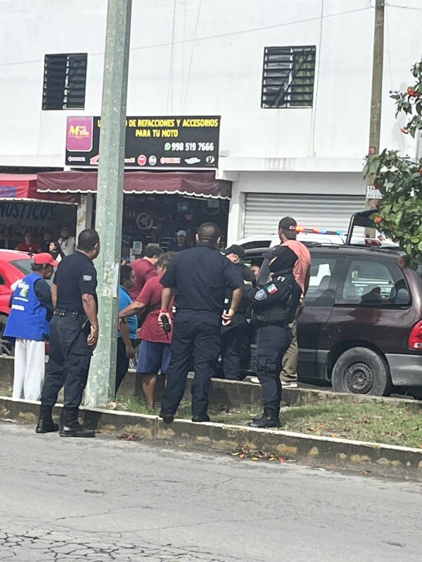 Balean a una mujer por un conflicto vial en la avenida Nichupté de Cancún; los responsables viajaban en una motocicleta y se dieron a la fuga.