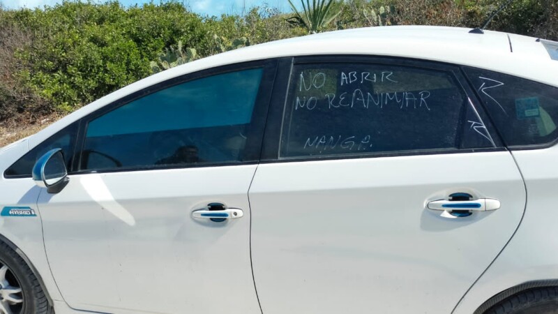 Hallan auto abandonado con un cuerpo en una playa de Sisal, Yucatán