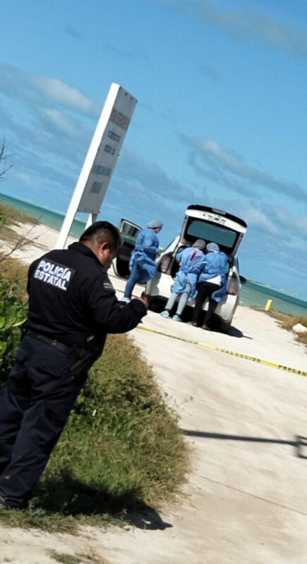 Hallan auto abandonado con un cuerpo en una playa de Sisal, Yucatán; había mensajes como no “no abrir” y “no reanimar”, en los cristales.