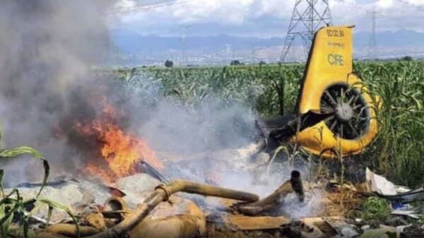Helicóptero de CFE en Morelos choca con cables y se desploma