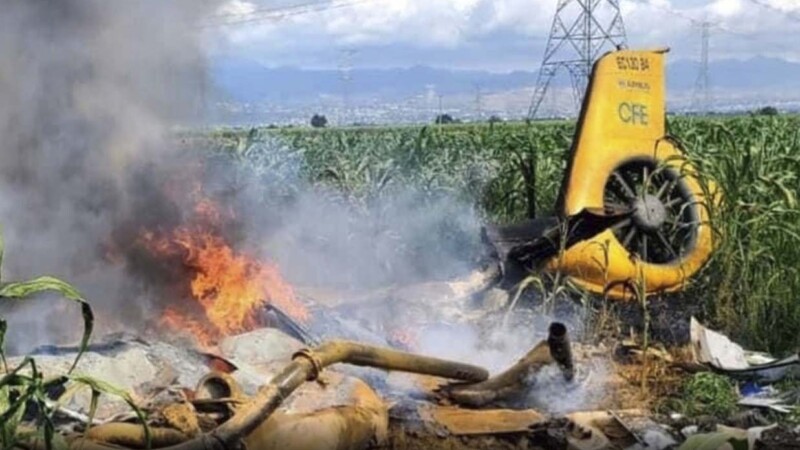 Helicóptero de CFE en Morelos choca con cables y se desploma
