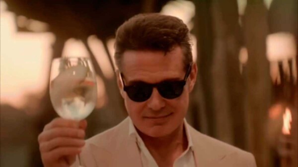 Luis Miguel reaparece con nuevo look para comercial