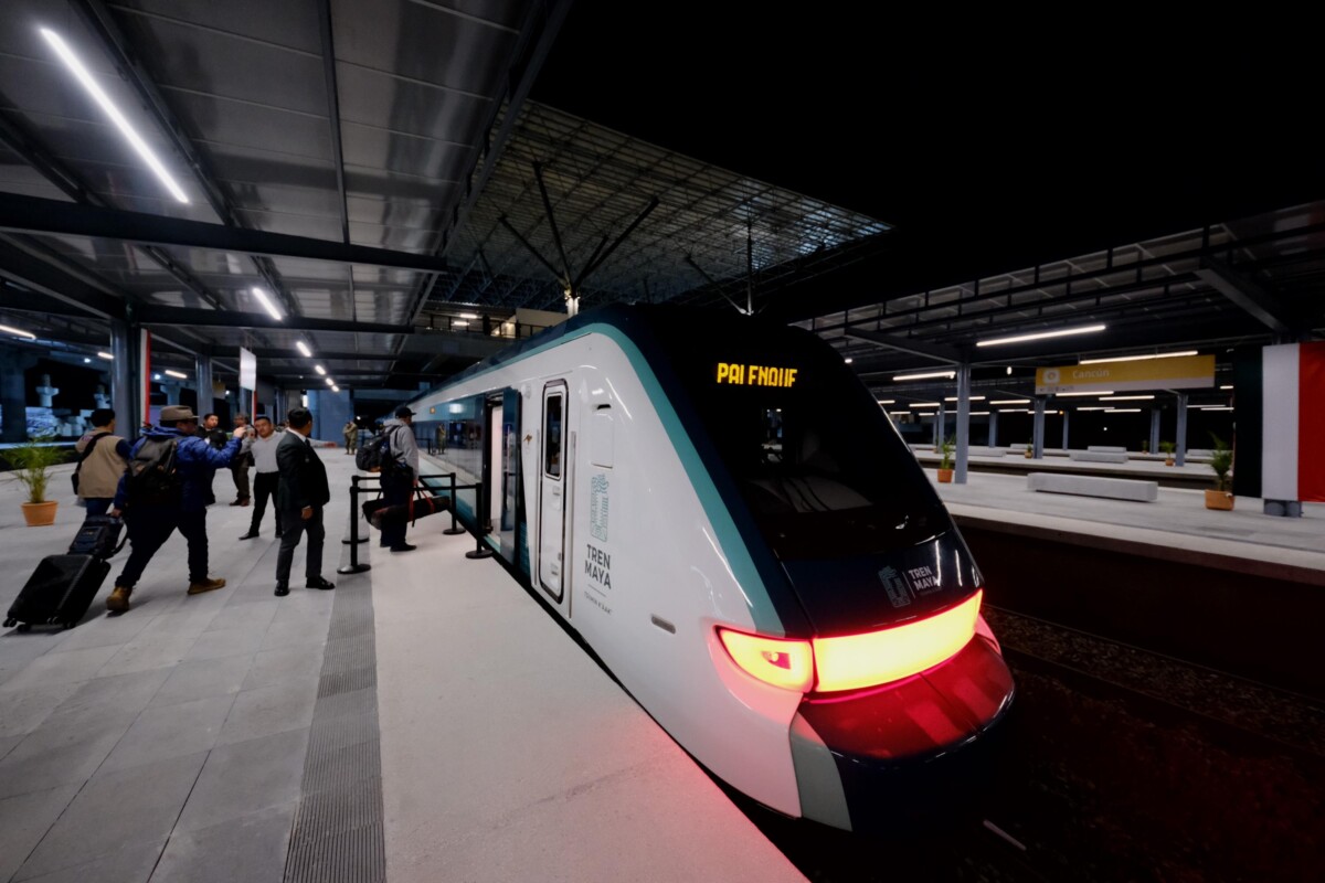 La nueva ruta partió de la estación Aeropuerto de Cancún; la gobernadora de Quintana Roo destacó los beneficios y la transformación social que representa esta sobra.