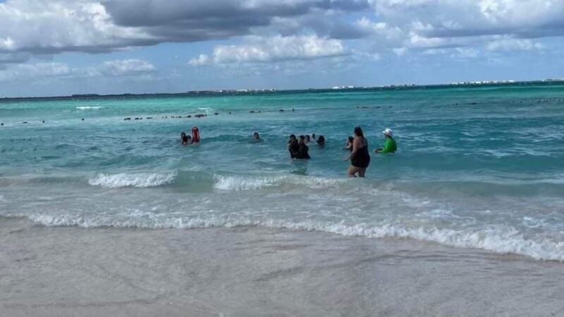 Marinos salvan de morir ahogados a cinco turistas en Isla Mujeres