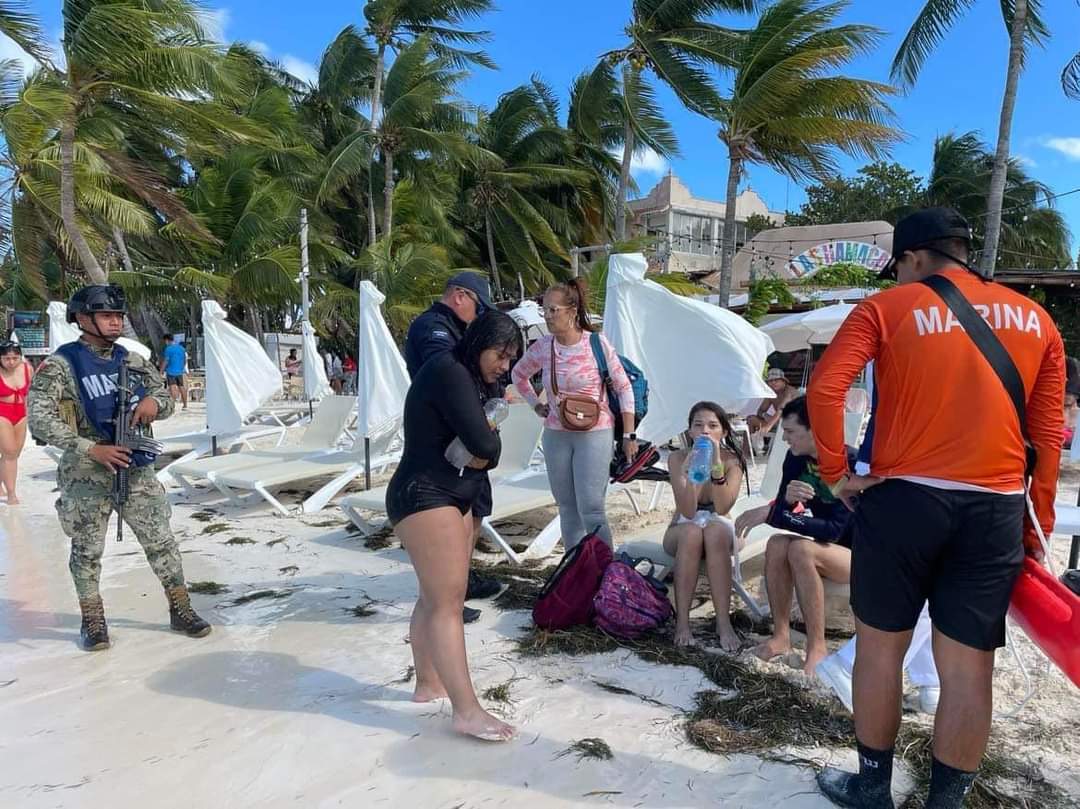 Marinos salvan de morir ahogados a cinco turistas en Isla Mujeres; se brindó el apoyo a las personas, dos de las cuales son extranjeras.