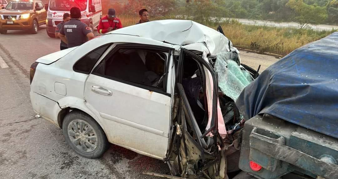 Mortal accidente en la carretera Playa del Carmen Tulum; pierden la vida los tres ocupantes de un vehículo que chocó contra un tráiler.