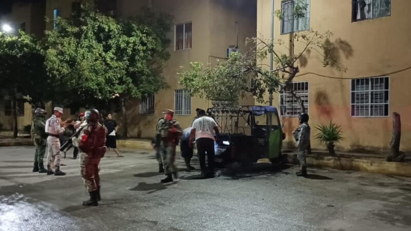 Prenden fuego a dos mototaxis en las Supermanzanas 200 y 251 de Cancún.