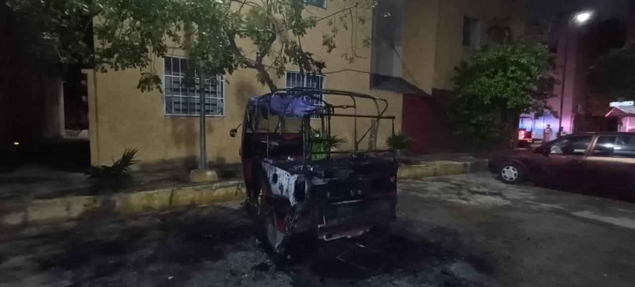 Prenden fuego a dos mototaxis en las Supermanzanas 200 y 251 de Cancún; no se reportó personas lesionadas, sólo daños materiales.