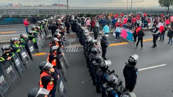 Protesta de trabajadores del COLBACH en CDMX genera despliegue policiaco