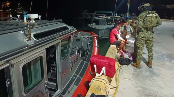 Rescata la Marina a tres pescadores en costas de Mahahual.