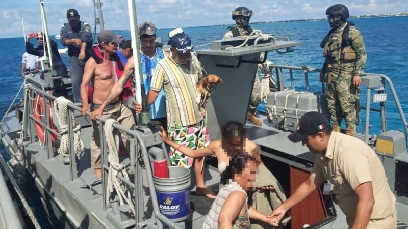 Rescatan en Isla Mujeres a siete balseros cubanos