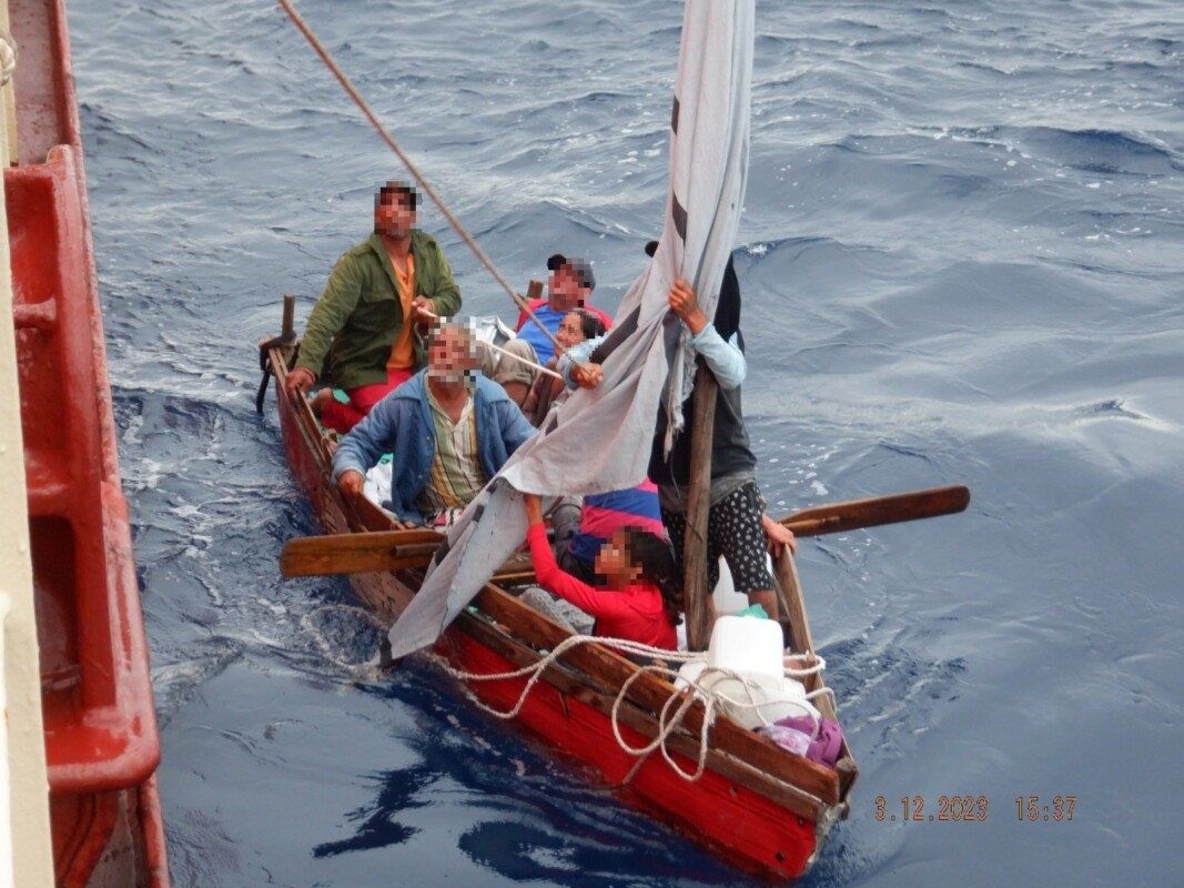 Rescatan en Isla Mujeres a siete balseros cubanos; viajaban con todo y mascota a bordo de una frágil y pequeña embarcación de madera.